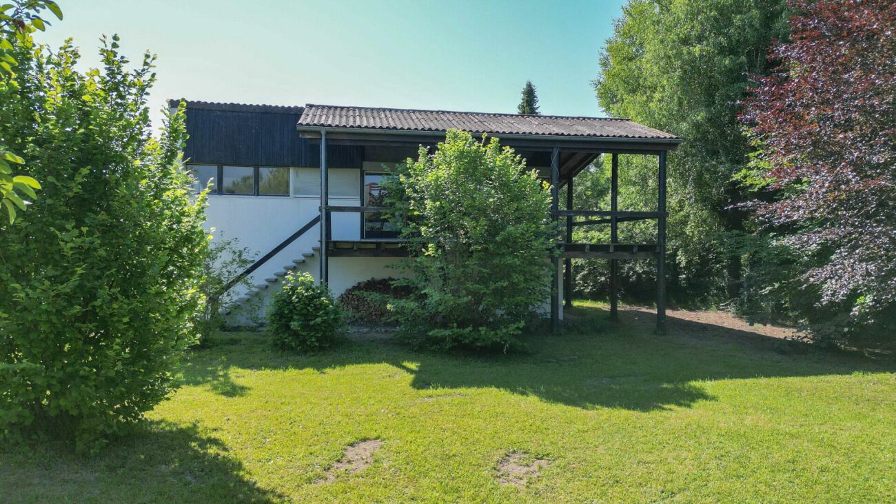 Read more about the article Realsieren Sie Ihre Träume am Neuenburgersee – Sanierungsbedürftiges Sommerhaus mit viel Umschwung