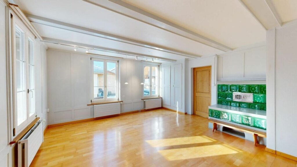 Zimmer mit Wandschränken und Kachelofen, 1. OG